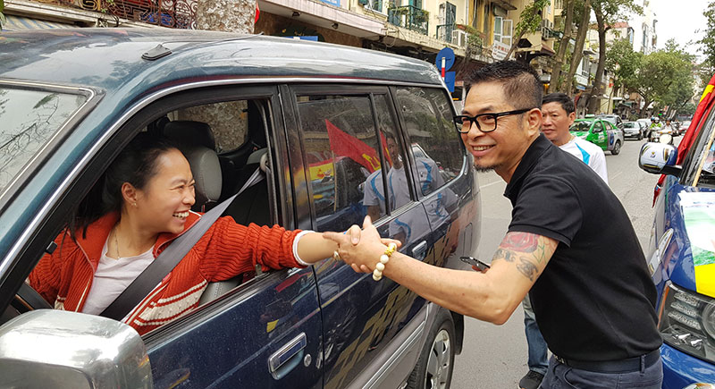 Chiếc Range Rover hạng sang cổ vũ U23 Việt Nam gây xôn xao góc phố